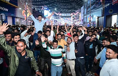 ಬೆಂಗಳೂರಿನ ಬ್ರಿಗೇಡ್ ರಸ್ತೆಯಲ್ಲಿ ಮಂಗಳವಾರ ಹೊಸ ವರ್ಷದ ಸ್ವಾಗತದ ಸಂಭ್ರಮದಲ್ಲಿ ಭಾಗವಹಿದ ಯುವ ಜನತೆ