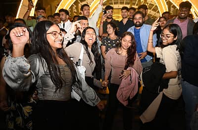 ಬೆಂಗಳೂರಿನ ಯುಬಿ ಸಿಟಿಯಲ್ಲಿ ಮಂಗಳವಾರ ಹೊಸ ವರ್ಷದ ಸ್ವಾಗತದ ಸಂಭ್ರಮದಲ್ಲಿ ಭಾಗವಹಿದ ಜನತೆ