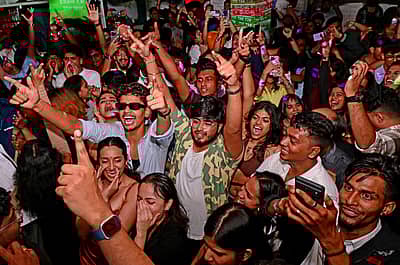 ಬೆಂಗಳೂರಿನ ಚರ್ಚ್ ಸ್ಟ್ರೀಟ್ನ ಪಬ್ ಒಂದರಲ್ಲಿ ಹೊಸ ವರ್ಷದ ಪ್ರಯುಕ್ತ ಮಂಗಳವಾರ ರಾತ್ರಿ ಯುವಕ ಯುವತಿಯರು ಕುಣಿದು ಕುಪ್ಪಳಿಸಿದರು