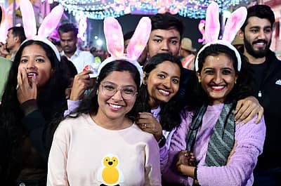 ಬೆಂಗಳೂರಿನ ಬ್ರಿಗೇಡ್ ರಸ್ತೆಯಲ್ಲಿ ಮಂಗಳವಾರ ಹೊಸ ವರ್ಷದ ಸ್ವಾಗತದ ಸಂಭ್ರಮದಲ್ಲಿ ಭಾಗವಹಿದ ಯುವ ಜನತೆ