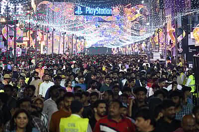 ಬ್ರಿಗೇಡ್ ರಸ್ತೆಯಲ್ಲಿ ಹೊಸ ವರ್ಷಾಚರಣೆಗೆ ನೆರೆದಿದ್ದ ಜನಸ್ತೋಮ