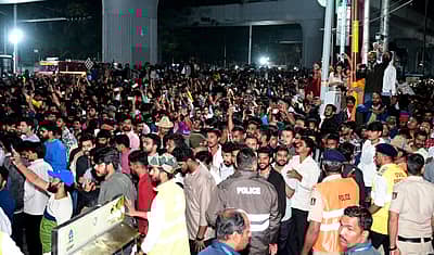 ಬೆಂಗಳೂರಿನ ಬ್ರಿಗೇಡ್ ರಸ್ತೆಯಲ್ಲಿ ಮಂಗಳವಾರ ಹೊಸ ವರ್ಷದ ಸ್ವಾಗತದ ಸಂಭ್ರಮದಲ್ಲಿ ಭಾಗವಹಿದ ಯುವ ಜನತೆ