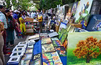 ನಾನಾ ಪ್ರಕಾರದ ಕಲಾಕೃತಿಗಳು ಗಮನಸೆಳೆದವು. ಉಬ್ಬು ಚಿತ್ರಗಳು ಕೂಡ ಪ್ರದರ್ಶನದಲ್ಲಿ ಇದ್ದವು.