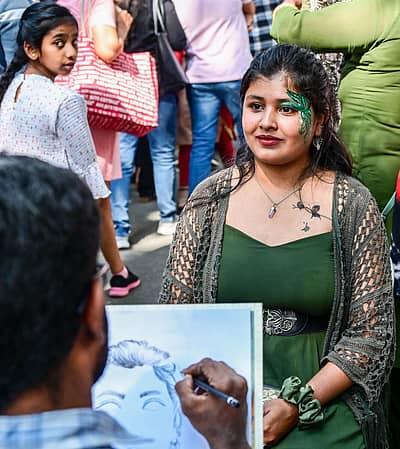 ರಸ್ತೆಯ ಉದ್ದಕ್ಕೂ ವ್ಯಕ್ತಿಯ ಭಾವಚಿತ್ರ ಹಾಗೂ ವ್ಯಂಗ್ಯ ಚಿತ್ರಗಳನ್ನು ಬಿಡಿಸುವವರು ಕಾಣಸಿಗುತ್ತಿದ್ದರು.