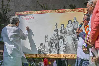 ಮುಖ್ಯಮಂತ್ರಿ ಸಿದ್ದರಾಮಯ್ಯ ಅವರು ಚಿತ್ರ ಸಂತೆಯಲ್ಲಿ ಭಾಗವಹಿಸಿ ಕ್ಯಾನ್ವಾಸ್ ಮೇಲೆ ಹಸ್ತಾಕ್ಷರ ಹಾಕಿದರು