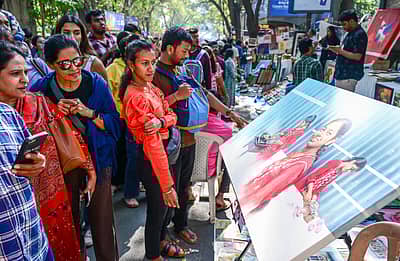 ಬೆಂಗಳೂರಿನ ಕುಮಾರಕೃಪ ರಸ್ತೆಯ್ಲಲ್ಲಿ ಭಾನುವಾರ ಕರ್ನಾಟಕ ಚಿತ್ರಕಲಾ ಪರಿಷತ್ತು ಆಯೋಜಿಸಿದ ಚಿತ್ರಸಂತೆಯಲ್ಲಿ ಪ್ರದರ್ಶಿಸಿದ ಕಲಾಕೃತಿಗಳನ್ನು ಜನರು ವೀಕ್ಷಿಸಿದರು