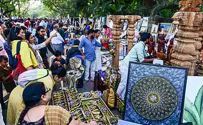 ಕಲಾಕೃತಿಗಳ ಜತೆಗೆ ಕರಕುಶಲ ವಸ್ತುಗಳು ಹಾಗೂ ಕಲಾಕೃತಿ ರಚನೆಗೆ ಅಗತ್ಯವಿರುವ ಬಣ್ಣ ಮತ್ತು ಅಗತ್ಯ ವಸ್ತುಗಳನ್ನೂ ಮಾರಾಟಕ್ಕೆ ಇರಿಸಲಾಗಿತ್ತು.