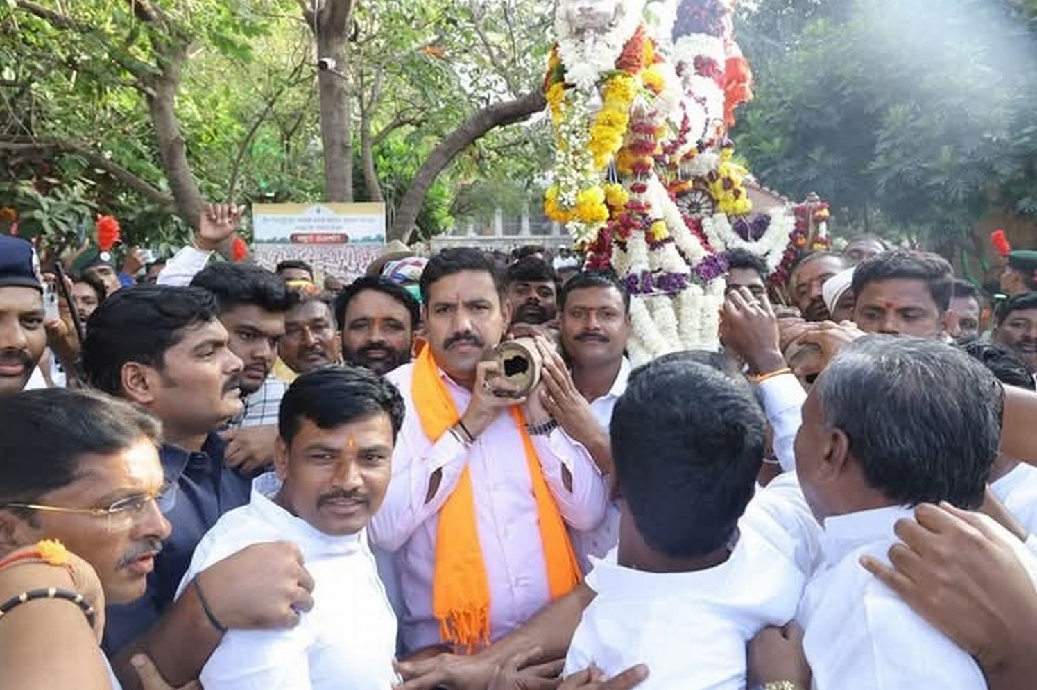 ಬಿಜೆಪಿ ರಾಜ್ಯಾಧ್ಯಕ್ಷ ಬಿ.ವೈ. ವಿಜಯೇಂದ್ರ ಗವಿಮಠ ಜಾತ್ರೆಯಲ್ಲಿ ಪಲ್ಲಕ್ಕಿ ಹೊತ್ತರು