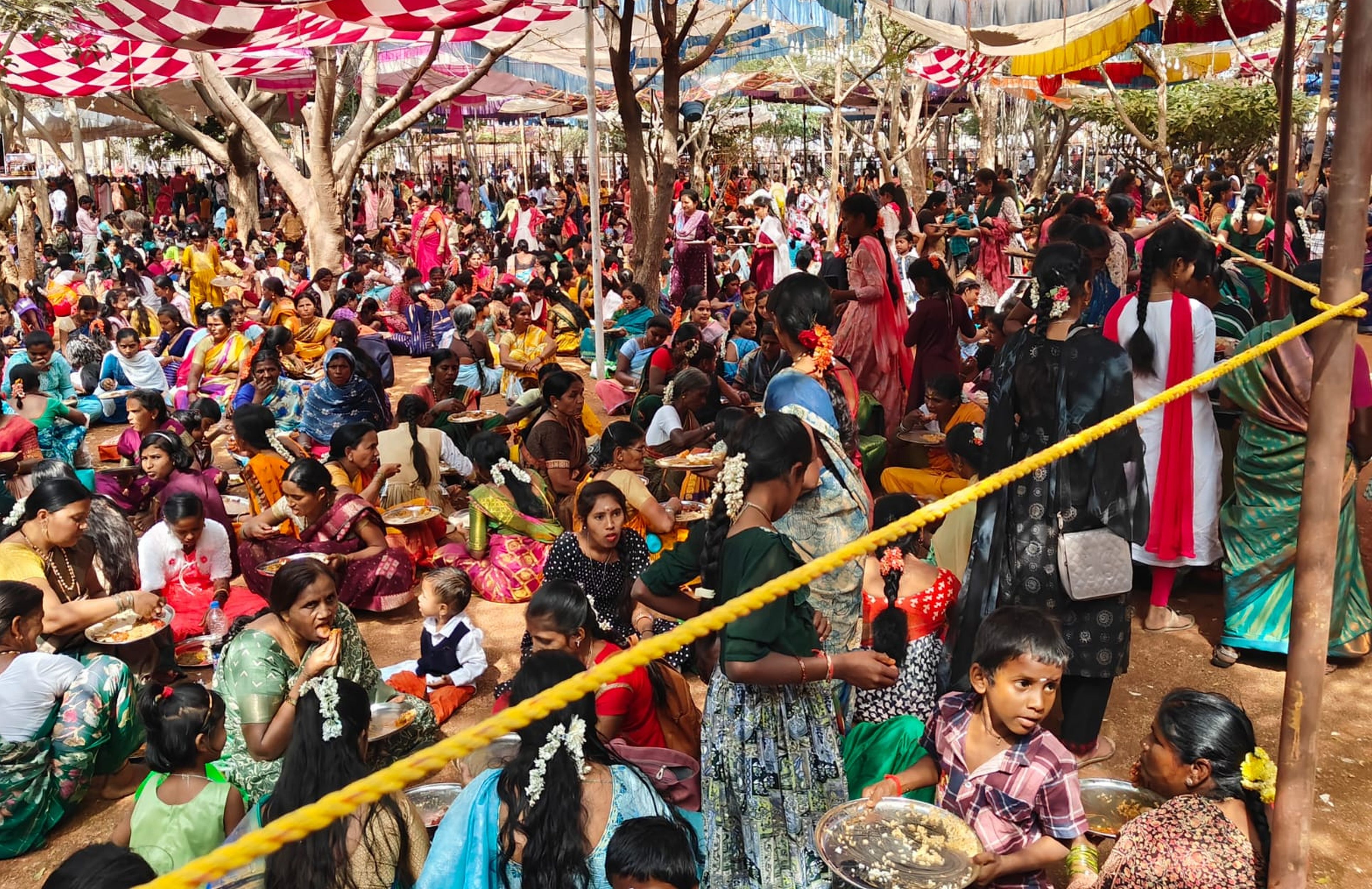 ಗವಿಮಠಕ್ಕೆ ಬಂದ ಭಕ್ತರಿಗೆ ಮಾಡಲಾಗಿದ್ದು ಪ್ರಸಾದದ ವ್ಯವಸ್ಥೆ