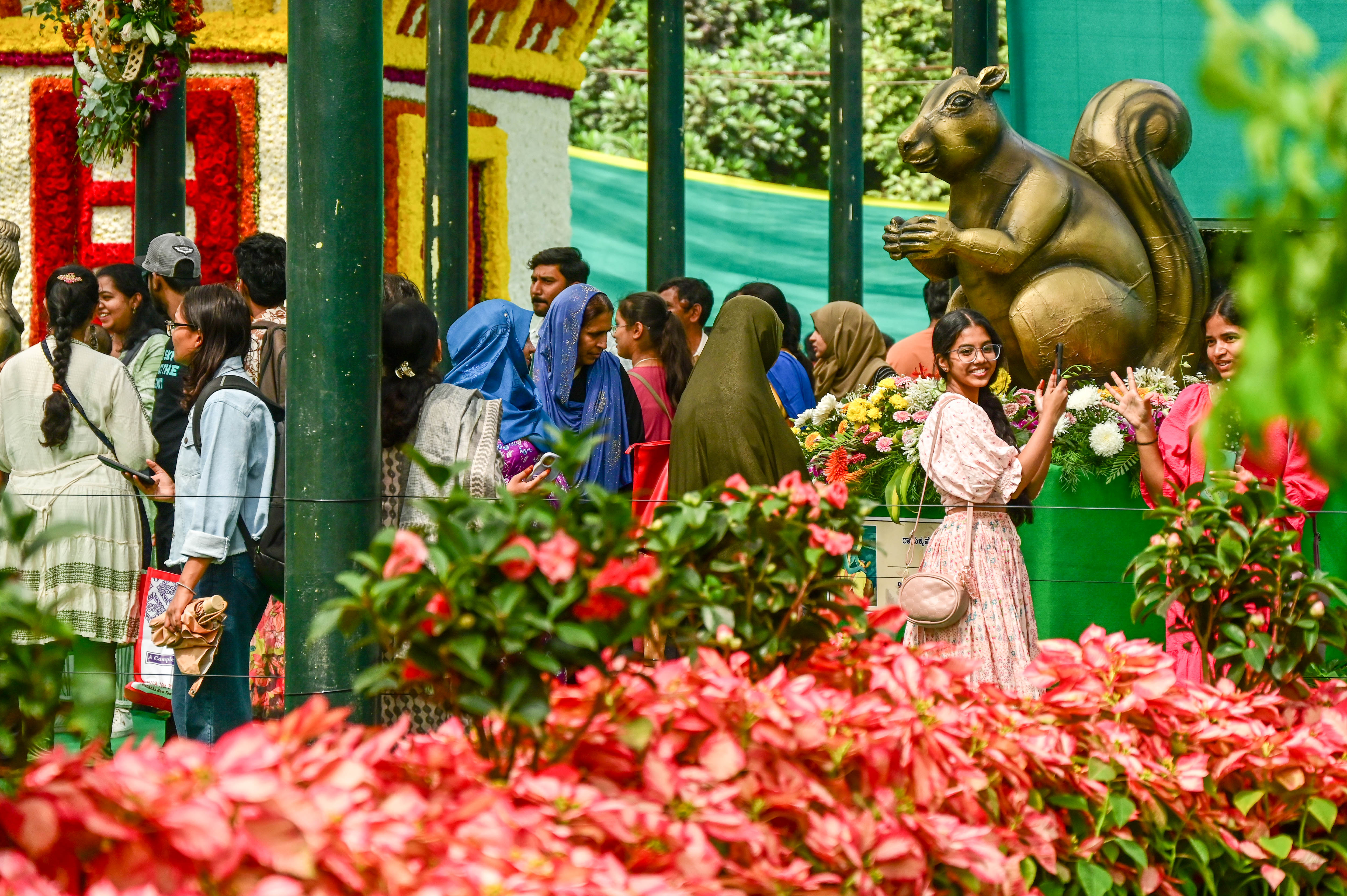 ಲಾಲ್ಬಾಗ್ನಲ್ಲಿ ನಡೆಯುತ್ತಿರುವ ಫಲಪುಷ್ಪ ಪ್ರದರ್ಶನವನ್ನು ಸಾರ್ವಜನಿಕರು ವೀಕ್ಷಿಸಿದರು