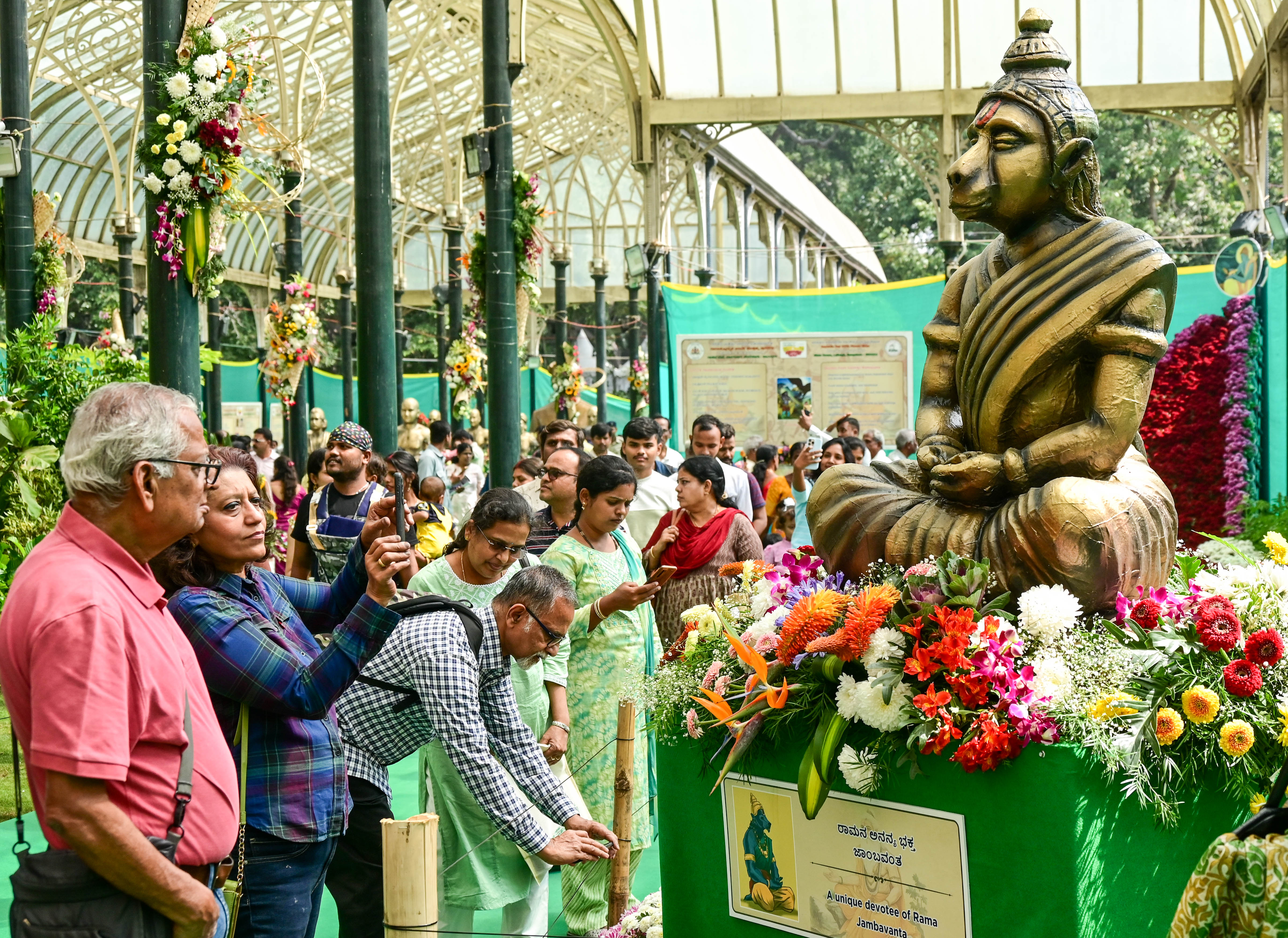 ಲಾಲ್ಬಾಗ್ನಲ್ಲಿ ನಡೆಯುತ್ತಿರುವ ಫಲಪುಷ್ಪ ಪ್ರದರ್ಶನವನ್ನು ಸಾರ್ವಜನಿಕರು ವೀಕ್ಷಿಸಿದರು