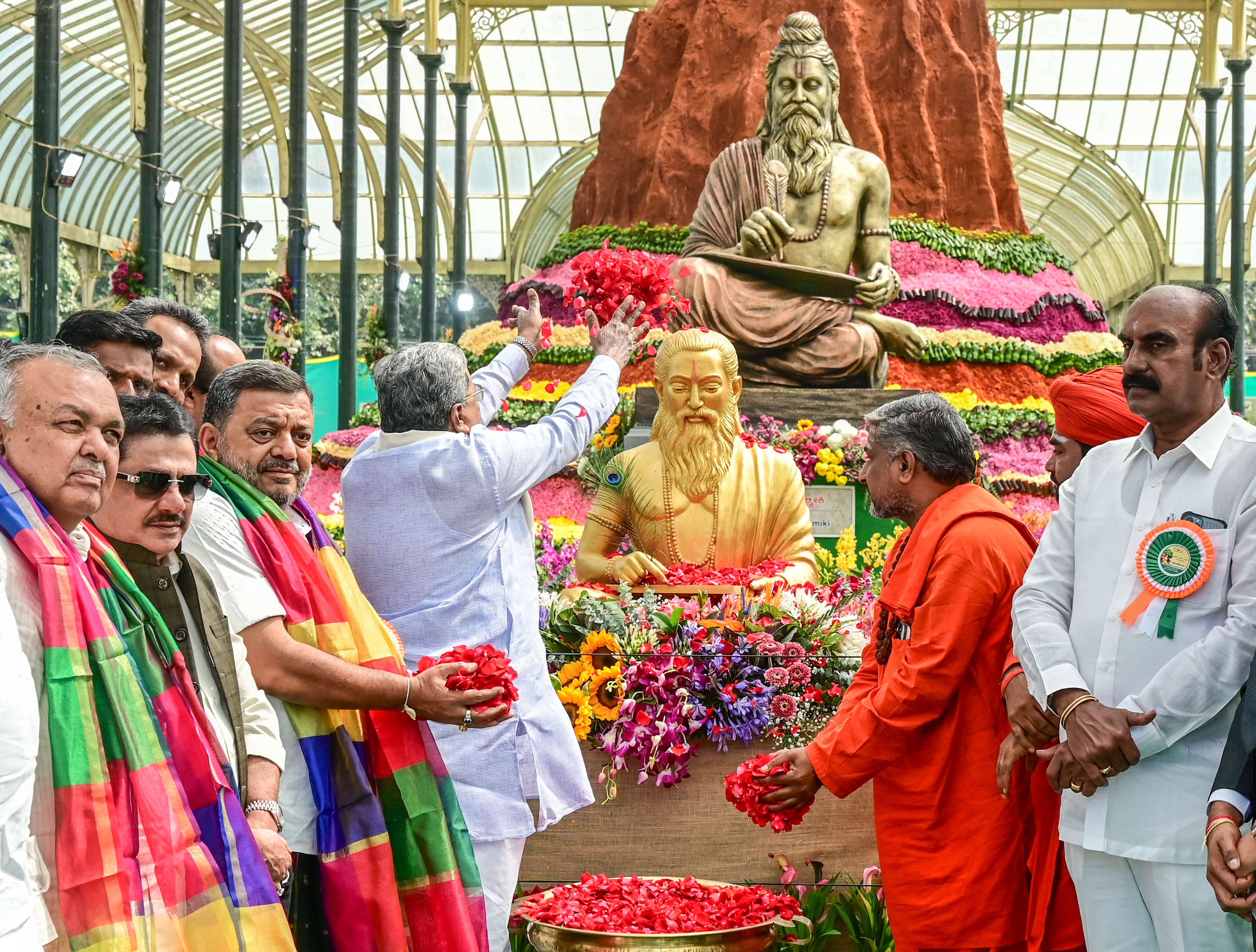 ತೋಟಗಾರಿಕೆ ಇಲಾಖೆ ಆಯೋಜಿಸಿರುವ ಆದಿಕವಿ ಮಹರ್ಷಿ ವಾಲ್ಮೀಕಿ ವಿಷಯ ಆಧಾರಿತ ಫಲಪುಷ್ಪ ಪ್ರದರ್ಶನದಲ್ಲಿ ಮುಖ್ಯಮಂತ್ರಿ ಸಿದ್ದರಾಮಯ್ಯ ಅವರು ವಾಲ್ಮೀಕಿ ಅವರ ಪುತ್ಥಳಿಗೆ ಪುಷ್ಪನಮನ ಸಲ್ಲಿಸಿದರು. ಹರಿಹರ ತಾಲೂಕಿನ ರಾಜನಹಳ್ಳಿ ವಾಲ್ಮೀಕಿ ಗುರುಪೀಠದ ವಾಲ್ಮೀಕಿ ಪ್ರಸನ್ನಾನಂದಪುರಿ ಸ್ವಾಮೀಜಿ ಹರಿಹರದ ಪಂಚಮಸಾಲಿಪೀಠದ ವಚನಾನಂದ ಸ್ವಾಮೀಜಿ ಸಚಿವರಾದ ರಾಮಲಿಂಗಾರೆಡ್ಡಿ ಜಮೀರ್ ಅಹ್ಮದ್ ಖಾನ್ ಎಸ್.ಎಸ್. ಮಲ್ಲಿಕಾರ್ಜುನ್ ಉಪಸ್ಥಿತರಿದ್ದರು