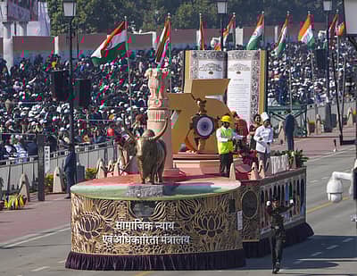 ಕರ್ತವ್ಯಪಥದಲ್ಲಿ ನಡೆದ ಗಣರಾಜ್ಯೋತ್ಸವ ಪಥಸಂಚಲನದಲ್ಲಿ ಸಾಗಿದ ಸಾಮಾಜಿಕ ನ್ಯಾಯ ಸಚಿವಾಲಯದ ಸ್ತಬ್ಧಚಿತ್ರ