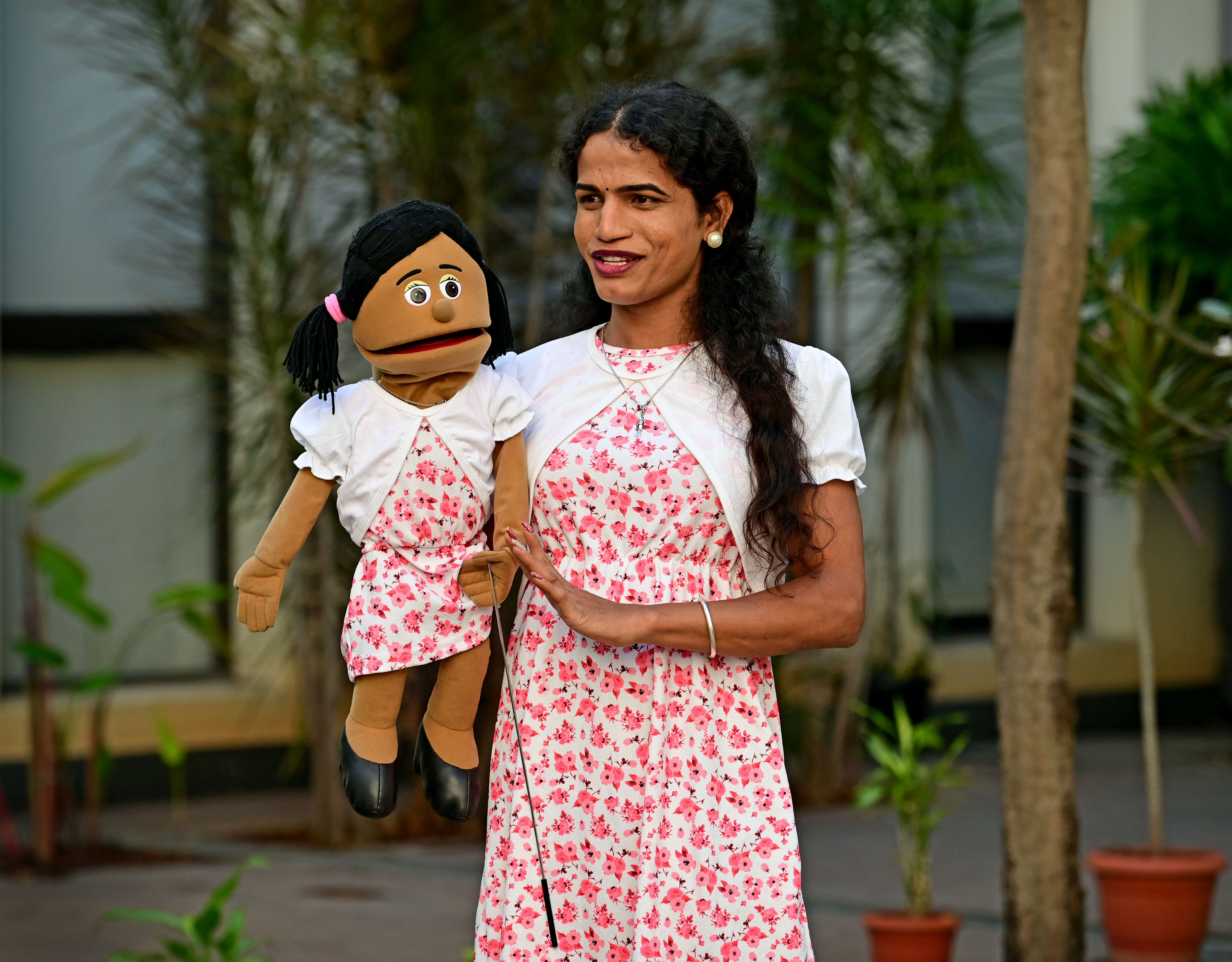 ಮಾತನಾಡುವ ಬೊಂಬೆಯೊಂದಿಗೆ ಲಿಂಗತ್ವ ಅಲ್ಪಸಂಖ್ಯಾತ ಕಲಾವಿದೆ ಜಾನು