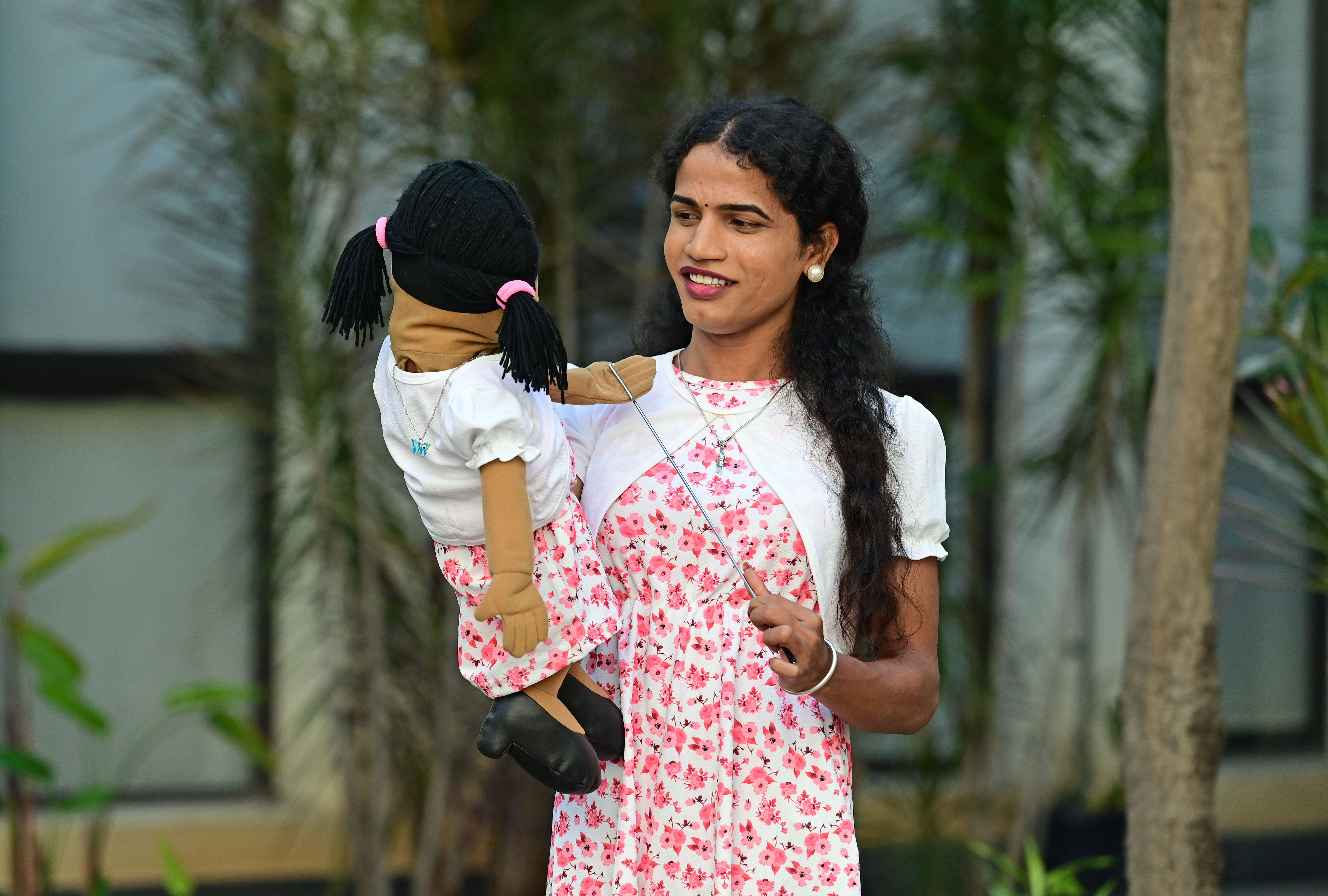 ಮಾತನಾಡುವ ಬೊಂಬೆಯೊಂದಿಗೆ ಲಿಂಗತ್ವ ಅಲ್ಪಸಂಖ್ಯಾತ ಕಲಾವಿದೆ ಜಾನು