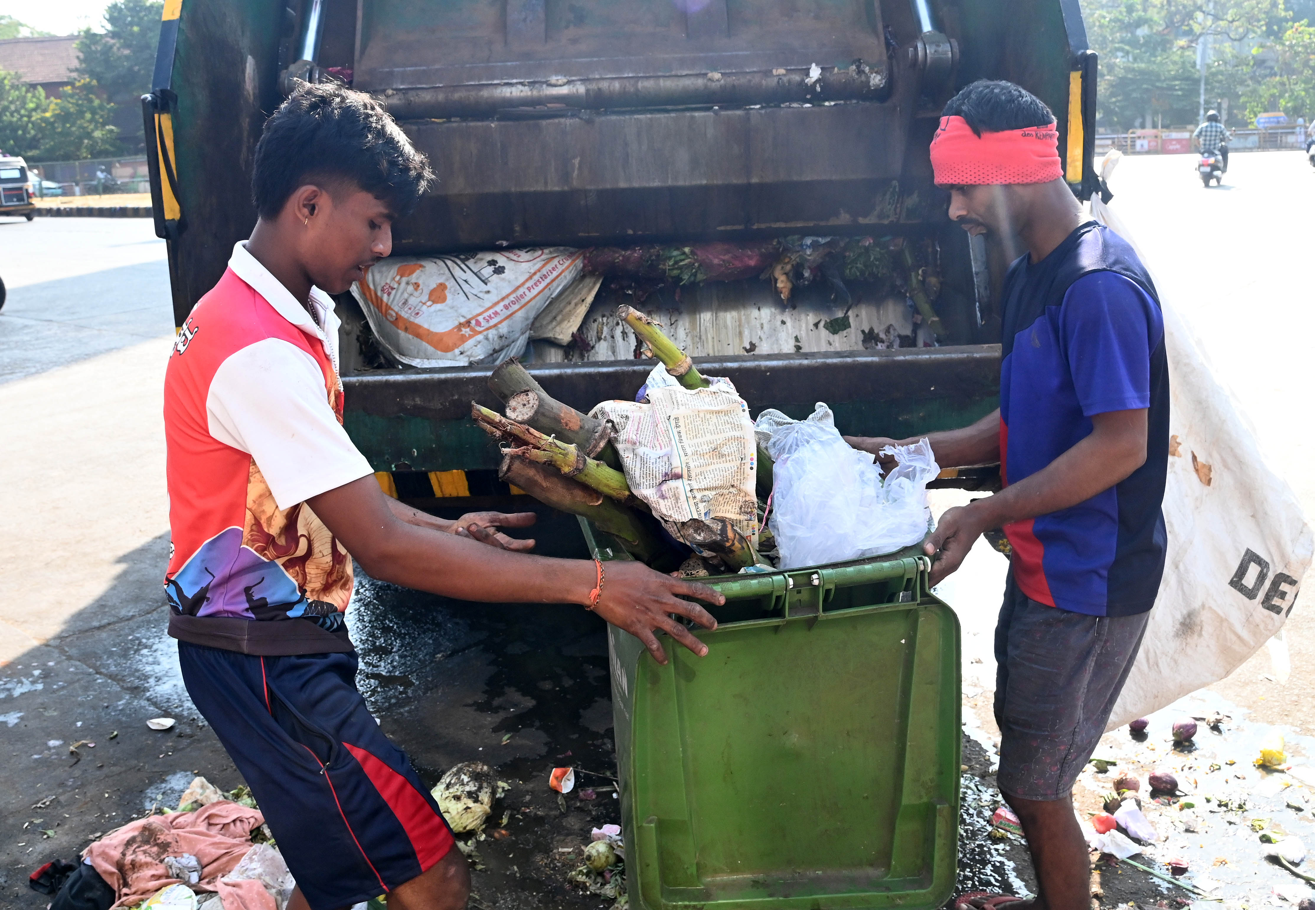 ಪೌರಕಾರ್ಮಿಕರು ಕಸವನ್ನು ಲಾರಿಗೆ ತುಂಬುತ್ತಿರುವುದು : ಪ್ರಜಾವಾಣಿ ಚಿತ್ರ