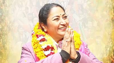 ಶಾಲಿಮರ್ ಬಾಗ್ ಕ್ಷೇತ್ರದಲ್ಲಿ 29,000ಕ್ಕೂ ಅಧಿಕ ಮತಗಳ ಅಂತರದಿಂದ ಜಯ ಸಾಧಿಸಿದ್ದಾರೆ ರೇಖಾ ಗುಪ್ತಾ.ದೆಹಲಿ ವಿಶ್ವವಿದ್ಯಾಲಯ ವಿದ್ಯಾರ್ಥಿ ಒಕ್ಕೂಟದ ಮಾಜಿ ಪ್ರಧಾನ ಕಾರ್ಯದರ್ಶಿ ರೇಖಾ, ಬಿಜೆಪಿಯ ರಾಷ್ಟ್ರೀಯ ಕಾರ್ಯಕಾರಿಣಿ ಸದಸ್ಯೆ ಹಾಗೂ ದೆಹಲಿ ಘಟಕದ ಪ್ರಧಾನಿ ಕಾರ್ಯದರ್ಶಿಯೂ ಹೌದು.