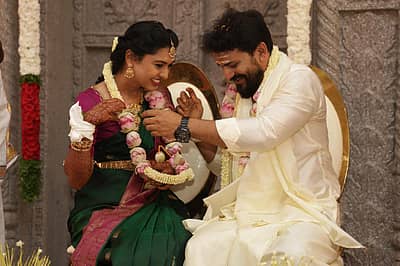 ಮೈಸೂರಿನ ದಸರಾ ವಸ್ತುಪ್ರದರ್ಶನದಲ್ಲಿ ಶನಿವಾರ ನಡೆದ ಚಲನಚಿತ್ರ ನಟ ಡಾಲಿ ಧನಂಜಯ– ಡಾ.ಧನ್ಯತಾ ಮದುವೆ ಶಾಸ್ತ್ರದ ಫೋಟೊಗಳು