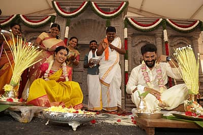 ಮೈಸೂರಿನ ದಸರಾ ವಸ್ತುಪ್ರದರ್ಶನದಲ್ಲಿ ಶನಿವಾರ ನಡೆದ ಚಲನಚಿತ್ರ ನಟ ಡಾಲಿ ಧನಂಜಯ– ಡಾ.ಧನ್ಯತಾ ಮದುವೆ ಶಾಸ್ತ್ರದ ಫೋಟೊಗಳು