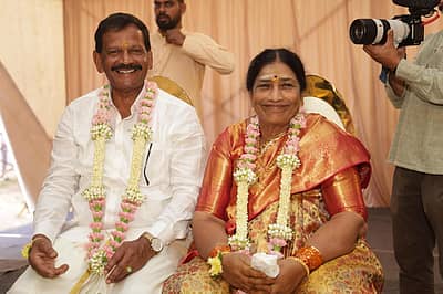 ಡಾಲಿ ಪೋಷಕರು–– ಮೈಸೂರಿನ ದಸರಾ ವಸ್ತುಪ್ರದರ್ಶನದಲ್ಲಿ ಶನಿವಾರ ನಡೆದ ಚಲನಚಿತ್ರ ನಟ ಡಾಲಿ ಧನಂಜಯ– ಡಾ.ಧನ್ಯತಾ ಮದುವೆ ಶಾಸ್ತ್ರದ ಫೋಟೊಗಳು