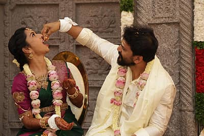 ಮೈಸೂರಿನ ದಸರಾ ವಸ್ತುಪ್ರದರ್ಶನದಲ್ಲಿ ಶನಿವಾರ ನಡೆದ ಚಲನಚಿತ್ರ ನಟ ಡಾಲಿ ಧನಂಜಯ– ಡಾ.ಧನ್ಯತಾ ಮದುವೆ ಶಾಸ್ತ್ರದ ಫೋಟೊಗಳು