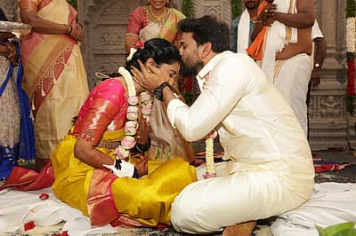 ಮೈಸೂರಿನ ದಸರಾ ವಸ್ತುಪ್ರದರ್ಶನದಲ್ಲಿ ಶನಿವಾರ ನಡೆದ ಚಲನಚಿತ್ರ ನಟ ಡಾಲಿ ಧನಂಜಯ– ಡಾ.ಧನ್ಯತಾ ಮದುವೆ ಶಾಸ್ತ್ರದ ಫೋಟೊಗಳು