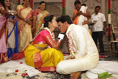 ಮೈಸೂರಿನ ದಸರಾ ವಸ್ತುಪ್ರದರ್ಶನದಲ್ಲಿ ಶನಿವಾರ ನಡೆದ ಚಲನಚಿತ್ರ ನಟ ಡಾಲಿ ಧನಂಜಯ– ಡಾ.ಧನ್ಯತಾ ಮದುವೆ ಶಾಸ್ತ್ರದ ಫೋಟೊಗಳು