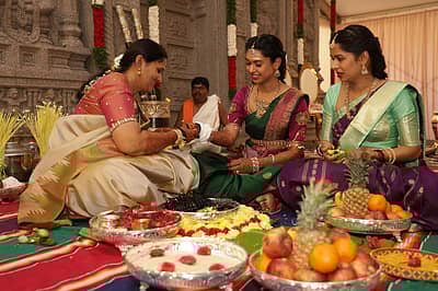 ಮೈಸೂರಿನ ದಸರಾ ವಸ್ತುಪ್ರದರ್ಶನದಲ್ಲಿ ಶನಿವಾರ ನಡೆದ ಚಲನಚಿತ್ರ ನಟ ಡಾಲಿ ಧನಂಜಯ– ಡಾ.ಧನ್ಯತಾ ಮದುವೆ ಶಾಸ್ತ್ರದ ಫೋಟೊಗಳು