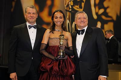 ನೆಟ್ಫ್ಲಿಕ್ಸ್ನ ಸಹ ಸಿಇಒ ಗ್ರೆಗ್ ಪೀಟರ್ಸ್ ಮತ್ತು ಟೆಡ್ ಸರಾಂಡೋಸ್ ಅವರೊಂದಿಗೆ ಅತ್ಯುತ್ತಮ ಪೋಷಕ ನಟಿ ಪ್ರಶಸ್ತಿ ವಿಜೇತೆ ಜೊ ಸಲ್ಡಾನಾ