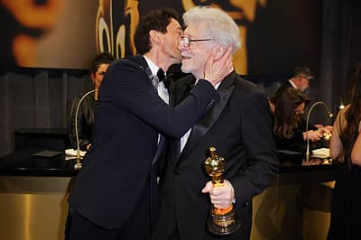 ತಂದೆಯನ್ನು ಚುಂಬಿಸಿದ ಆಡ್ರಿಯನ್ ಬ್ರಾಡಿ