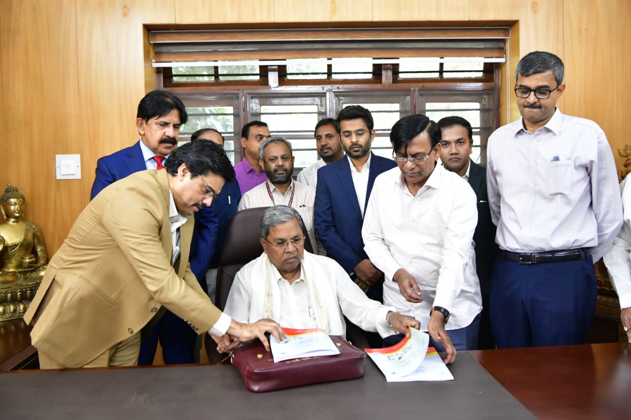 16 ನೇ ಬಾರಿ ರಾಜ್ಯ ಬಜೆಟ್ ಮಂಡಿಸಲಿರುವ ಸಿದ್ದರಾಮಯ್ಯ ಅವರಿಗೆ ಹಣಕಾಸು ಇಲಾಖೆ ಪ್ರಧಾನ ಕಾರ್ಯದರ್ಶಿ ರಿತೇಶ್ ಕುಮಾರ್ ಸಿಂಗ್, ಕಾರ್ಯದರ ಪಿ.ಸಿ. ಜಾಫರ್ ಬಜೆಟ್ ಪ್ರತಿ ಇರುವ ಸೂಟ್ ಕೇಸ್ ಹಸ್ತಾಂತರಿಸಿದರು. ಈ ವೇಳೆ ಮುಖ್ಯಮಂತ್ರಿ ಹೆಚ್ಚುವರಿ ಮುಖ್ಯ ಕಾರ್ಯದರ್ಶಿ ಎಲ್ .ಕೆ. ಅತೀಕ್ , ಆರ್ಥಿಕ ಸಲಹೆಗಾರ ಬಸವರಾಜ ರಾಯರಡ್ಡಿ ಉಪಸ್ಥಿತರಿದ್ದರು.