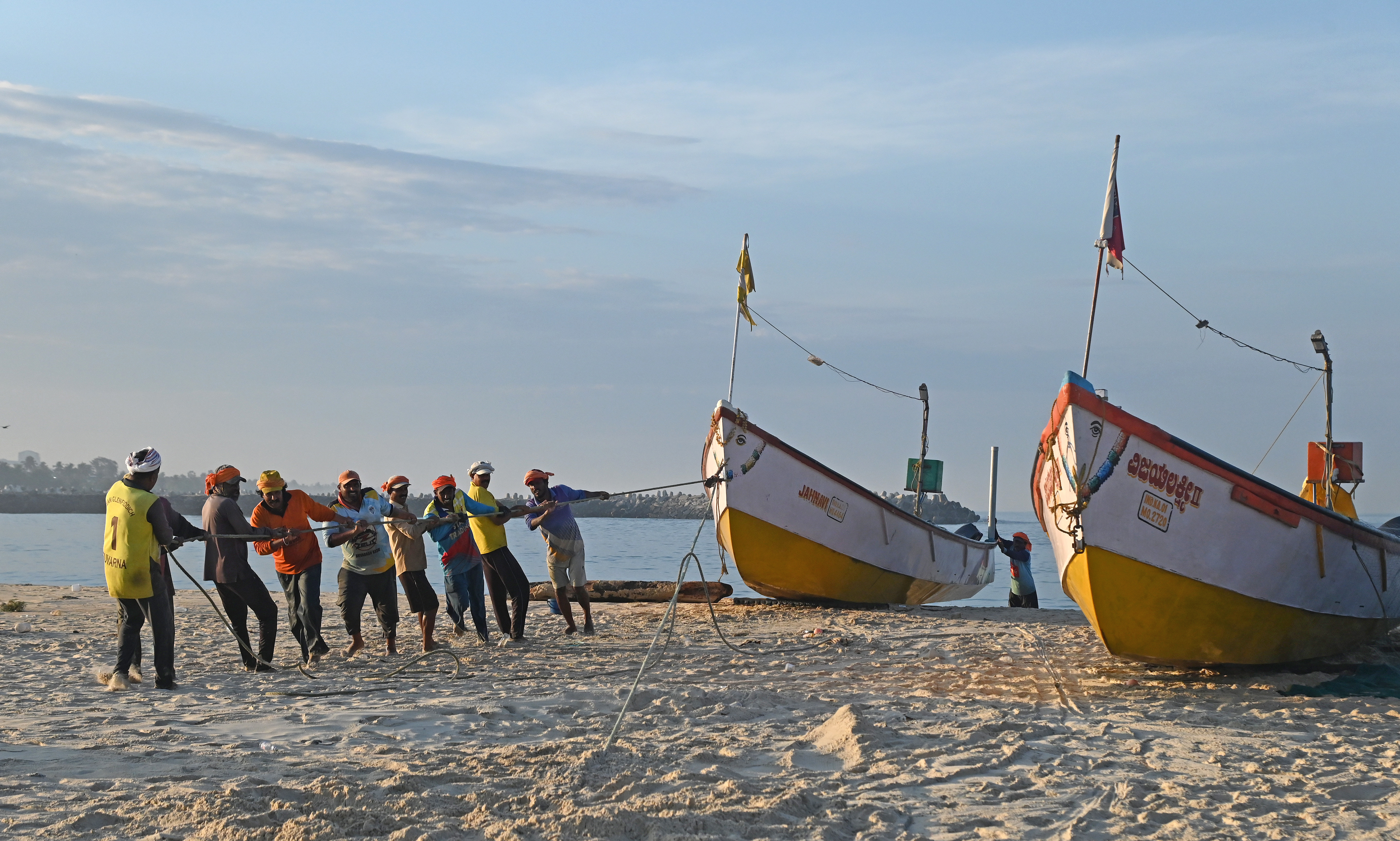ಮಂಗಳೂರಿನ ಚಿತ್ರಾಪುರ ಬೀಚ್ನಲ್ಲಿ ನಾಡದೋಣಿ ಮೀನುಗಾರರು ದೋಣಿಗಳನ್ನು ದಡಕ್ಕೆ ಎಳೆದು ತರುತ್ತಿರುವುದು