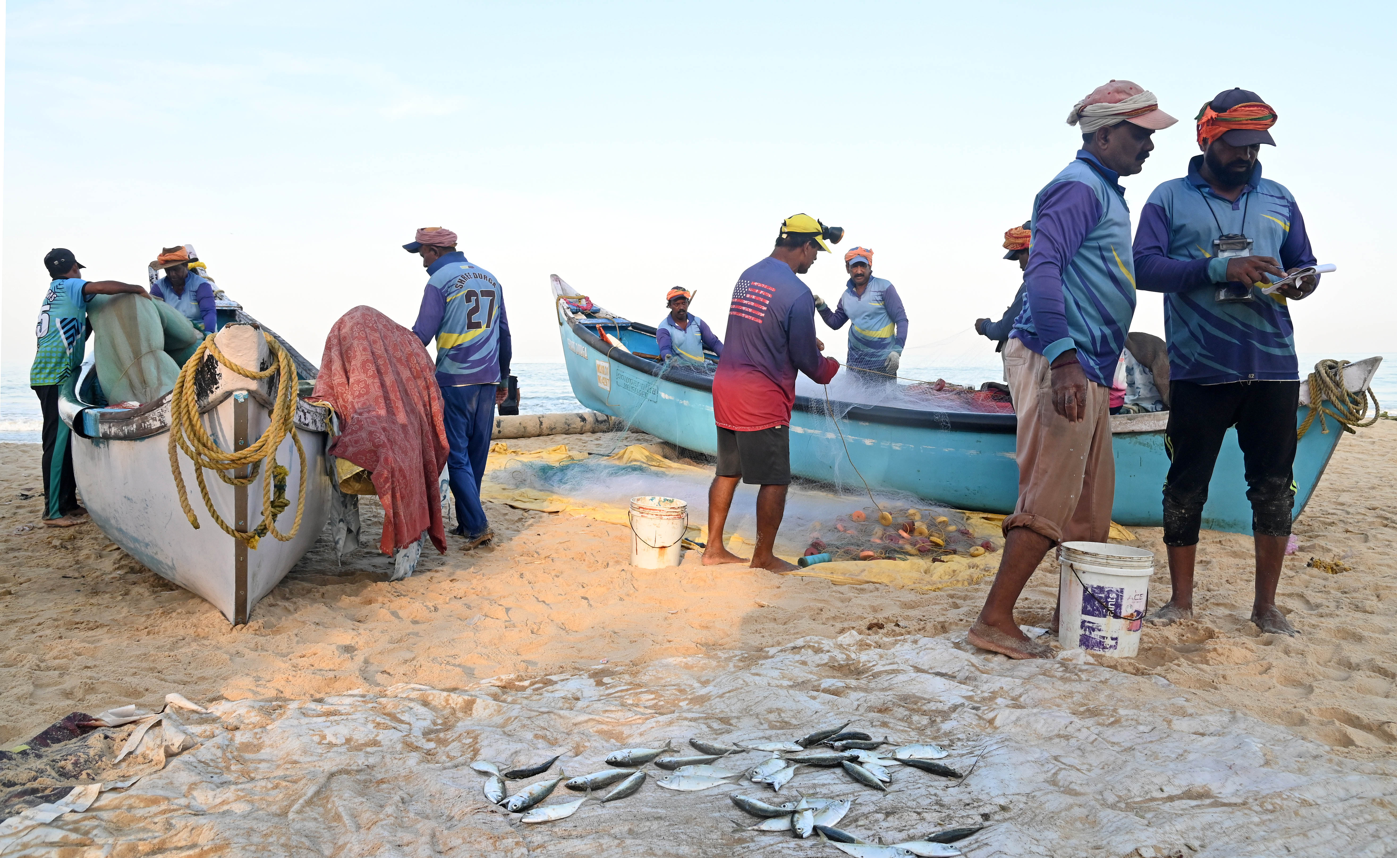 ಮಂಗಳೂರು ಬಳಿಯ ಸುರತ್ಕಲ್ ಲೈಟ್ಹೌಸ್ ಬಳಿ ನಾಡದೋಣಿ ಮೀನುಗಾರರು ತಮಗೆ ಸಿಕ್ಕ ಸ್ವಲ್ಪವೇ ಮೀನುಗಳನ್ನು ಬೆಲೆಯಿಂದ ತೆಗೆಯುತ್ತಿರುವುದು