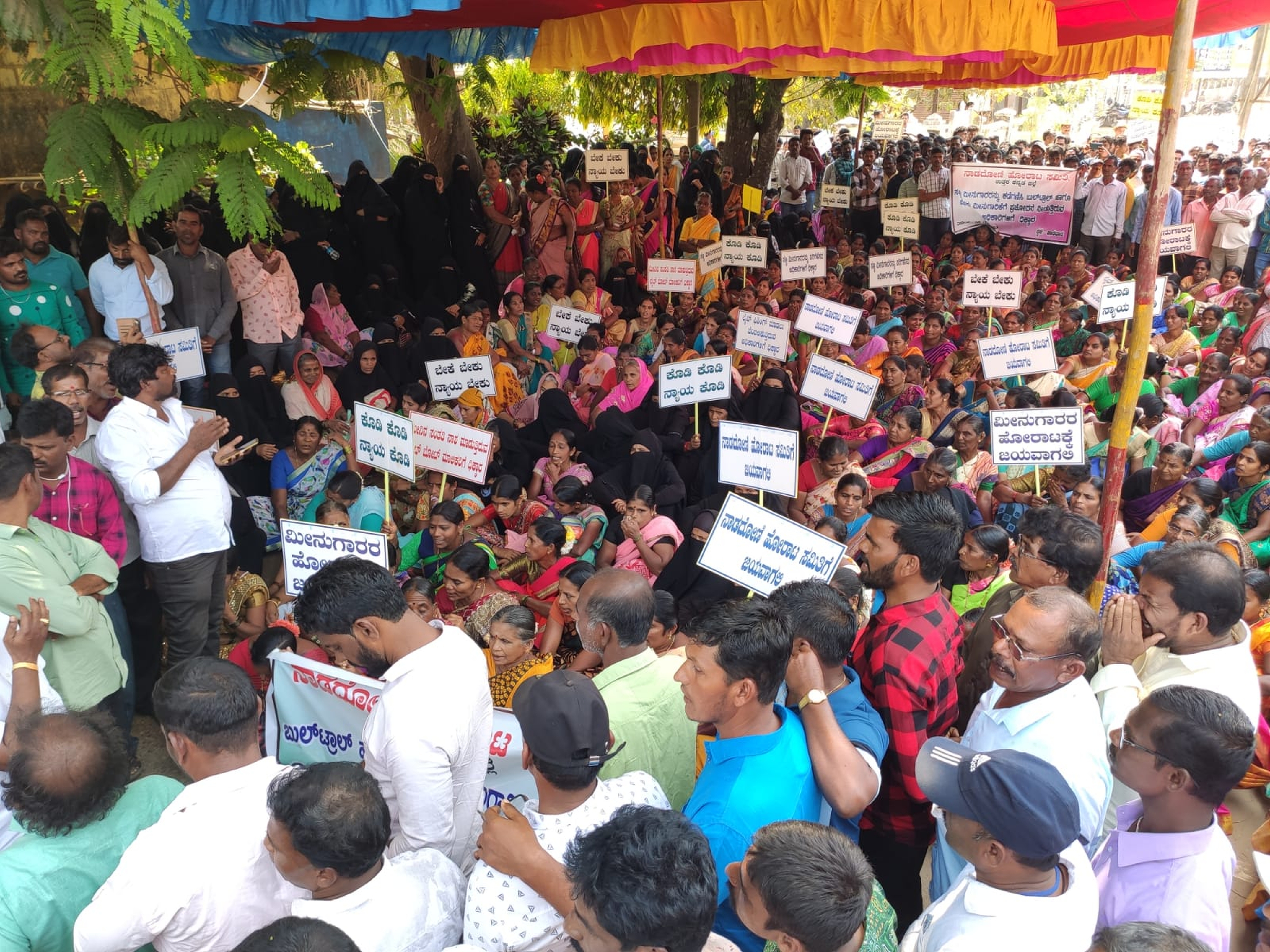 ನಿಷೇಧಿತ ಬೆಳಕಿನ ಮೀನುಗಾರಿಕೆಗೆ ಕಡಿವಾಣ ಹಾಕಬೇಕು ಎಂದು ಆಗ್ರಹಿಸಿ ಕರಾವಳಿ ಮೀನುಗಾರರ ಹಿತರಕ್ಷಣಾ ಸಂಘದ ನೇತೃತ್ವದಲ್ಲಿ ನಾಡದೋಣಿ ಮೀನುಗಾರರು ಕಾರವಾರದ ಜಿಲ್ಲಾಧಿಕಾರಿ ಕಚೇರಿ ಎದುರು ಪ್ರತಿಭಟನೆ ನಡೆಸಿದರು (ಸಂಗ್ರಹ ಚಿತ್ರ)