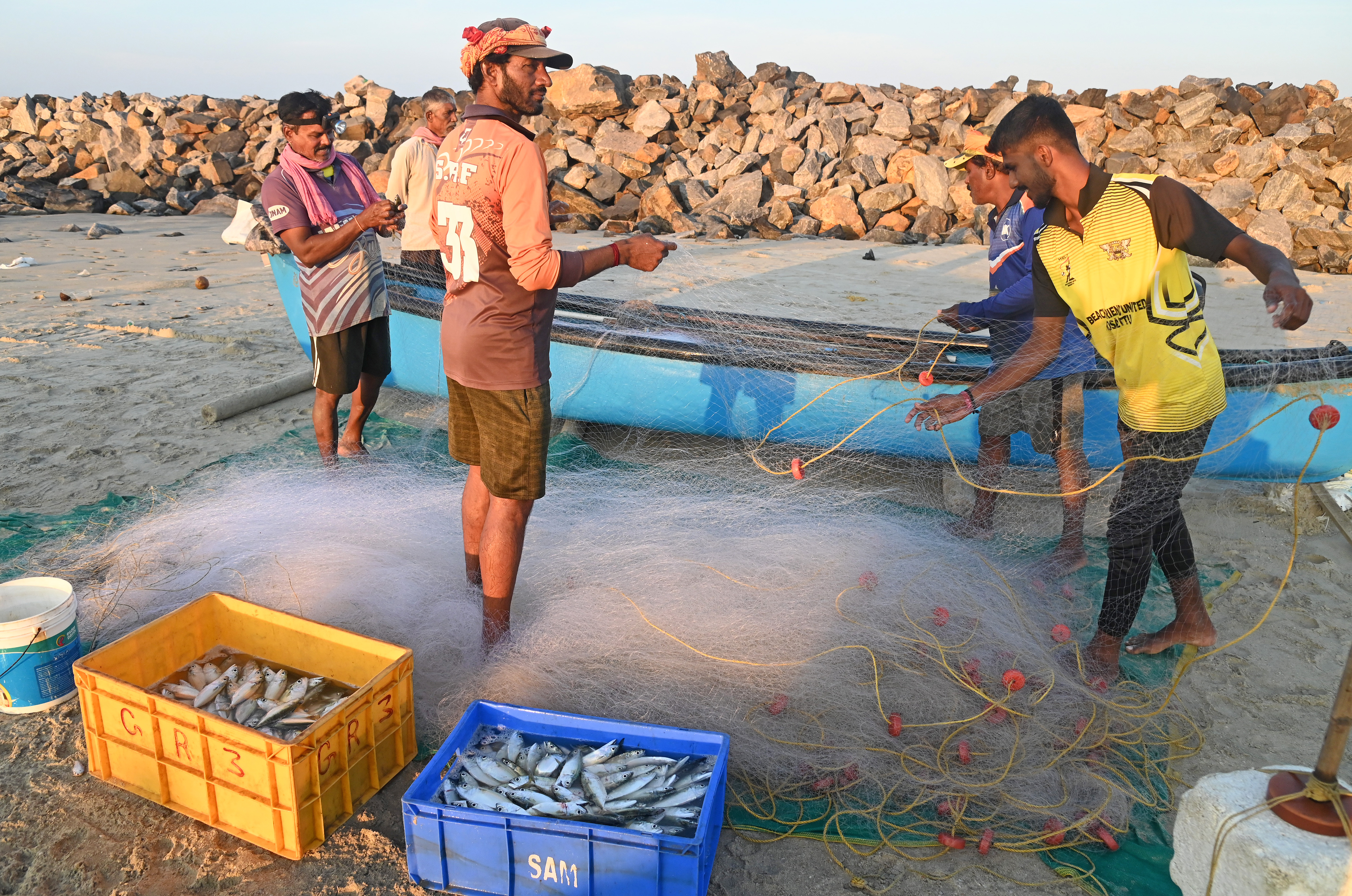 ಮಂಗಳೂರಿನ ಚಿತ್ರಾಪುರ ಬೀಚ್ನಲ್ಲಿ ನಾಡದೋಣಿ ಮೀನುಗಾರರು ತಮಗೆ ಸಿಕ್ಕಿ ಸ್ವಲ್ಪ ಮೀನುಗಳನ್ನು ಟ್ರೇಯಲ್ಲಿ ತುಂಬಿರುವುದು