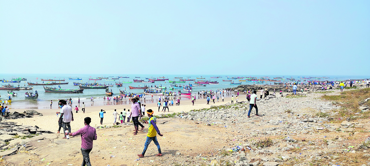 ಉಡುಪಿ ಜಿಲ್ಲೆ ಬೈಂದೂರಿನ ತ್ರಾಸಿ ಕಡಲ ತೀರದಲ್ಲಿ ನಾಡ ದೋಣಿ ಮೀನುಗಾರರು ಈಚೆಗೆ ದೋಣಿಗಳನ್ನು ಲಂಗರು ಹಾಕಿ ಪ್ರತಿಭಟನೆ ನಡೆಸಿದರು