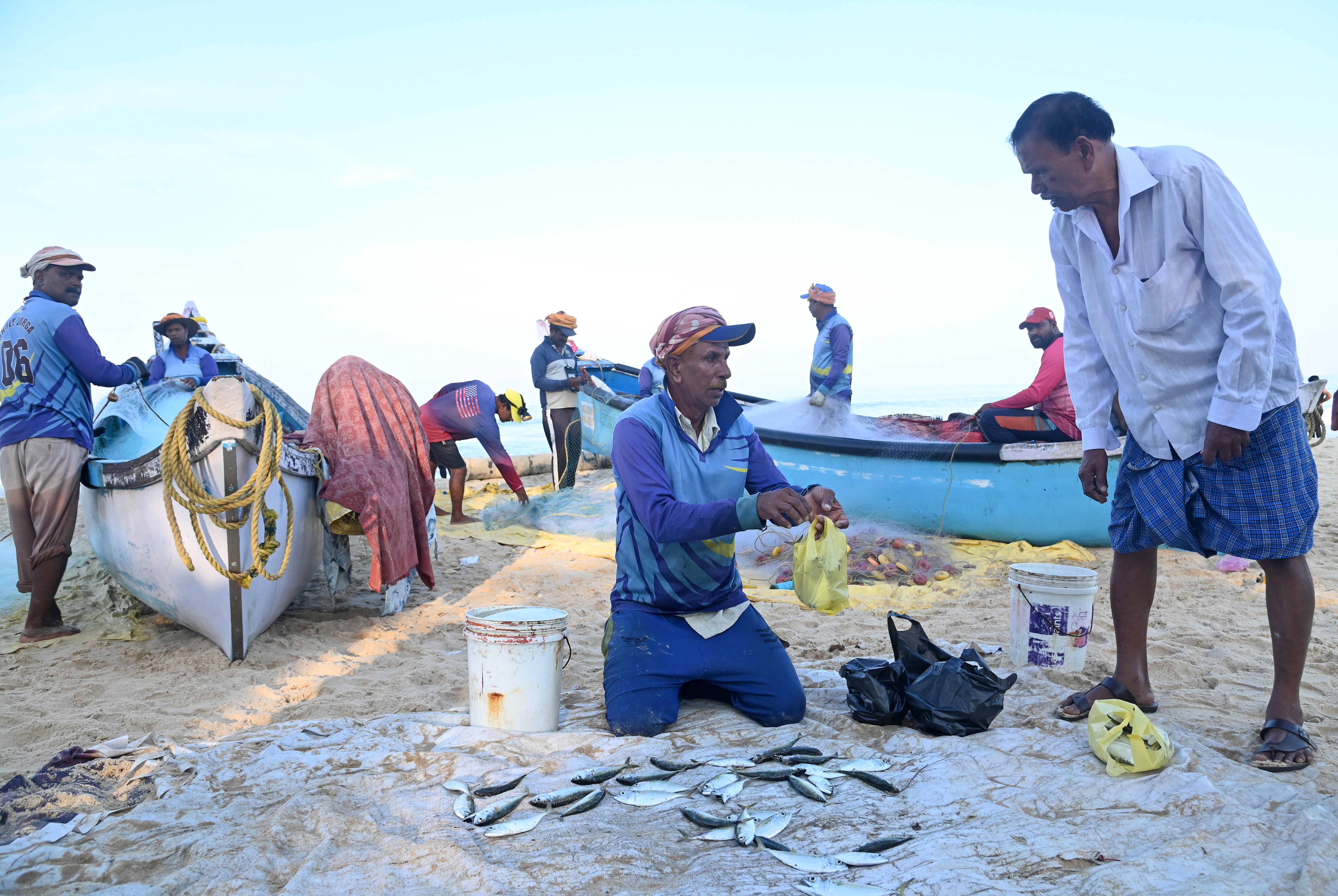ಮಂಗಳೂರು ಬಳಿಯ ಸುರತ್ಕಲ್ ಲೈಟ್ಹೌಸ್ ಬಳಿ ನಾಡದೋಣಿ ಮೀನುಗಾರರು ತಮಗೆ ಸಿಕ್ಕ ಸ್ವಲ್ಪವೇ ಮೀನುಗಳನ್ನು ಸ್ಥಳೀಯರಿಗೆ ಮಾರುತ್ತಿರುವುದು
ಫಕ್ರುದ್ದೀನ್ ಎಚ್ ಪ್ರಜಾವಾಣಿ ಚಿತ್ರ : ಫಕ್ರುದ್ದೀನ್ ಎಚ್
