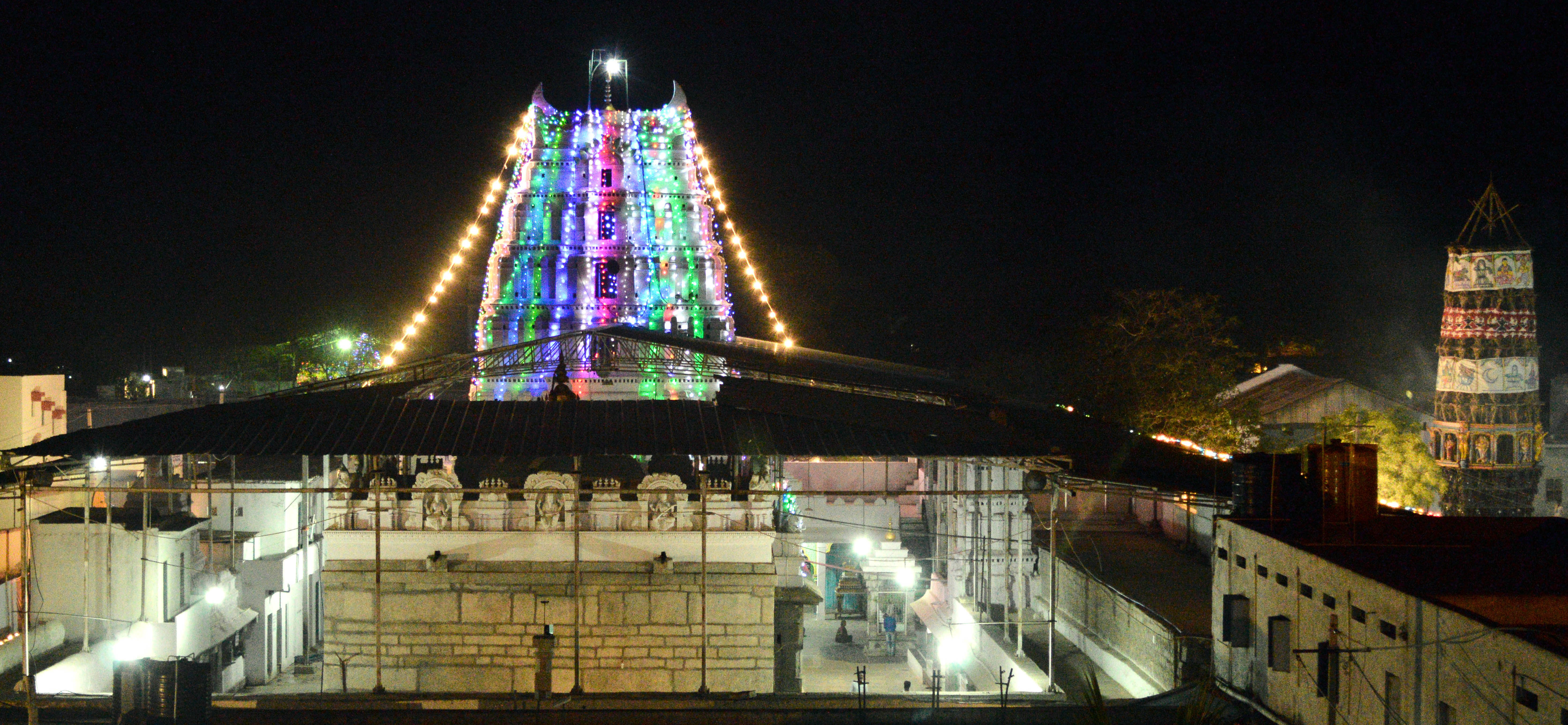 ಕುರುಗೋಡು ದೊಡ್ಡಬಸವೇಶ್ವರ ದೇವಸ್ಥಾನದ ಗೋಪುರವನ್ನು ಬಣ್ಣಬಣ್ಣದ ವಿದ್ಯುತ್ ದೀಪಗಳಿಂದ ಸಿಂಗಾರಗೊಳಿಸಿರುವುದು