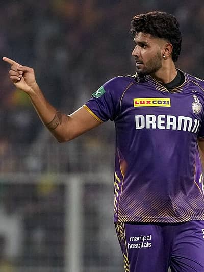 ಕಳೆದ ಆವೃತ್ತಿಯಲ್ಲಿ ಆಡಿದ 11 ಪಂದ್ಯಗಳಲ್ಲಿ 19 ವಿಕೆಟ್ಗಳನ್ನು ಉರುಳಿಸಿದ್ದ ಹರ್ಷಿತ್ ರಾಣಾ, ಕೆಕೆಆರ್ನಲ್ಲಿರುವ ಪ್ರಮುಖ ಬೌಲರ್. ವೇಗದ ಜೊತೆಗೆ ನಿಧಾನಗತಿ ಎಸೆತಗಳನ್ನು ಪ್ರಯೋಗಿಸಬಲ್ಲ ಹರ್ಷಿತ್, ಯಾವುದೇ ಪರಿಸ್ಥಿತಿಯಲ್ಲೂ ವಿಕೆಟ್ ತಂದುಕೊಡಬಲ್ಲ ಆಟಗಾರ. ಕಳೆದ ಆವೃತ್ತಿಯಲ್ಲಿ ಶ್ರೇಯಸ್ ಅಯ್ಯರ್ ನಾಯಕತ್ವದಲ್ಲಿ ಕೋಲ್ಕತ್ತ ಚಾಂಪಿಯನ್ ಪಟ್ಟಕ್ಕೇರುವಲ್ಲಿ ರಾಣಾ ಪಾತ್ರವೂ ದೊಡ್ಡದು.