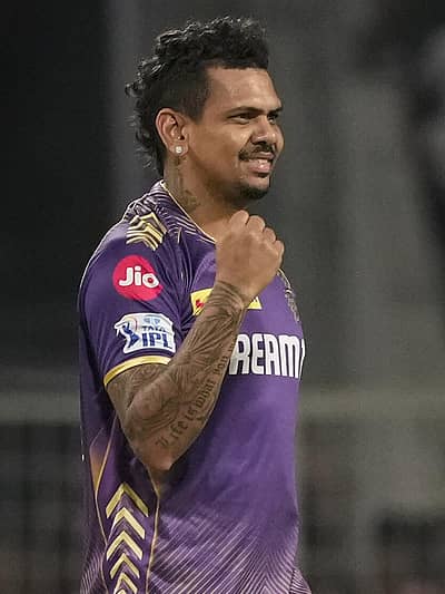 ಕೆಕೆಆರ್ ಪರ ಅತಿಹೆಚ್ಚು ವಿಕೆಟ್ ಉರುಳಿಸಿದ ಆಟಗಾರ ಎನಿಸಿರುವ ಸುನಿಲ್ ನಾರಾಯಣ್, ಇಂದಿನ ಪಂದ್ಯದಲ್ಲಿ ಪ್ರಮುಖ ಪಾತ್ರ ವಹಿಸಬಲ್ಲರು. ವರುಣ್ ಚಕ್ರವರ್ತಿಯಂತೆಯೇ ಮಿಸ್ಟರಿ ಬೌಲರ್ ಆಗಿರುವ ಸುನಿಲ್, ಆರ್ಸಿಬಿಯ ಬ್ಯಾಟಿಂಗ್ ಬಲಕ್ಕೆ ಸವಾಲಾಗಬಲ್ಲರು. ಪವರ್ ಪ್ಲೇ ಸೇರಿದಂತೆ ಯಾವುದೇ ಹಂತದಲ್ಲಿ ಬೌಲಿಂಗ್ ಮಾಡುವ ಸಾಮರ್ಥಯ ನಾರಾಯಣ್ಗೆ ಇದೆ. 2012ರಲ್ಲಿ ಐಪಿಎಲ್ಗೆ ಪದಾರ್ಪಣೆ ಮಾಡಿದಾಗಿನಿಂದಲೂ ಕೆಕೆಆರ್ನಲ್ಲೇ ಇರುವ ಈ ಆಟಗಾರ, 175 ಇನಿಂಗ್ಸ್ಗಳಲ್ಲಿ 180 ವಿಕೆಟ್ಗಳನ್ನು ಪಡೆದಿದ್ದಾರೆ. ಕೇವಲ 6.73ರ ದರದಲ್ಲಿ ರನ್ ಬಿಟ್ಟುಕೊಟ್ಟಿರುವುದು ಅವರ ಸಾಮರ್ಥ್ಯಕ್ಕೆ ಸಾಕ್ಷಿ.