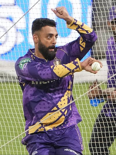 ಕೋಲ್ಕತ್ತದ ಸ್ಪಿನ್ ಸ್ನೇಹಿ ಪಿಚ್ನಲ್ಲಿ ವರುಣ್ ಚಕ್ರವರ್ತಿ ಅಪಾಯಕಾರಿಯಾಗಬಲ್ಲರು. ಮಿಸ್ಟರಿ ಸ್ಪಿನ್ನರ್ ಎಂದೇ ಖ್ಯಾತವಾಗಿರುವ ವರುಣ್, ಆತಿಥೇಯ ತಂಡದ ಪ್ರಮುಖ ಆಟಗಾರರಲ್ಲಿ ಒಬ್ಬರು. ಕಳೆದ 12 ಟಿ20 ಅಂತರರಾಷ್ಟ್ರೀಯ ಪಂದ್ಯಗಳಲ್ಲಿ ಕೇವಲ 11.13 ದರದಲ್ಲಿ 31 ವಿಕೆಟ್ಗಳನ್ನು ಕಬಳಿಸಿರುವ ವರುಣ್, ಐಪಿಎಲ್ನ 2023 ಹಾಗೂ 2024ರ ಆವೃತ್ತಿಗಳಲ್ಲಿ 28 ಇನಿಂಗ್ಸ್ಗಳಿಂದ 41 ವಿಕೆಟ್ ಉರುಳಿಸಿದ್ದಾರೆ. ಹೀಗಾಗಿ, ವಿಶ್ವಾಸ ಅಲೆಯಲ್ಲಿ ತೇಲುತ್ತಿರುವ ಅವರು, ಆರ್ಸಿಬಿಗೆ ಕಾಟ ನೀಡಲು ಸಜ್ಜಾಗಿದ್ದಾರೆ.