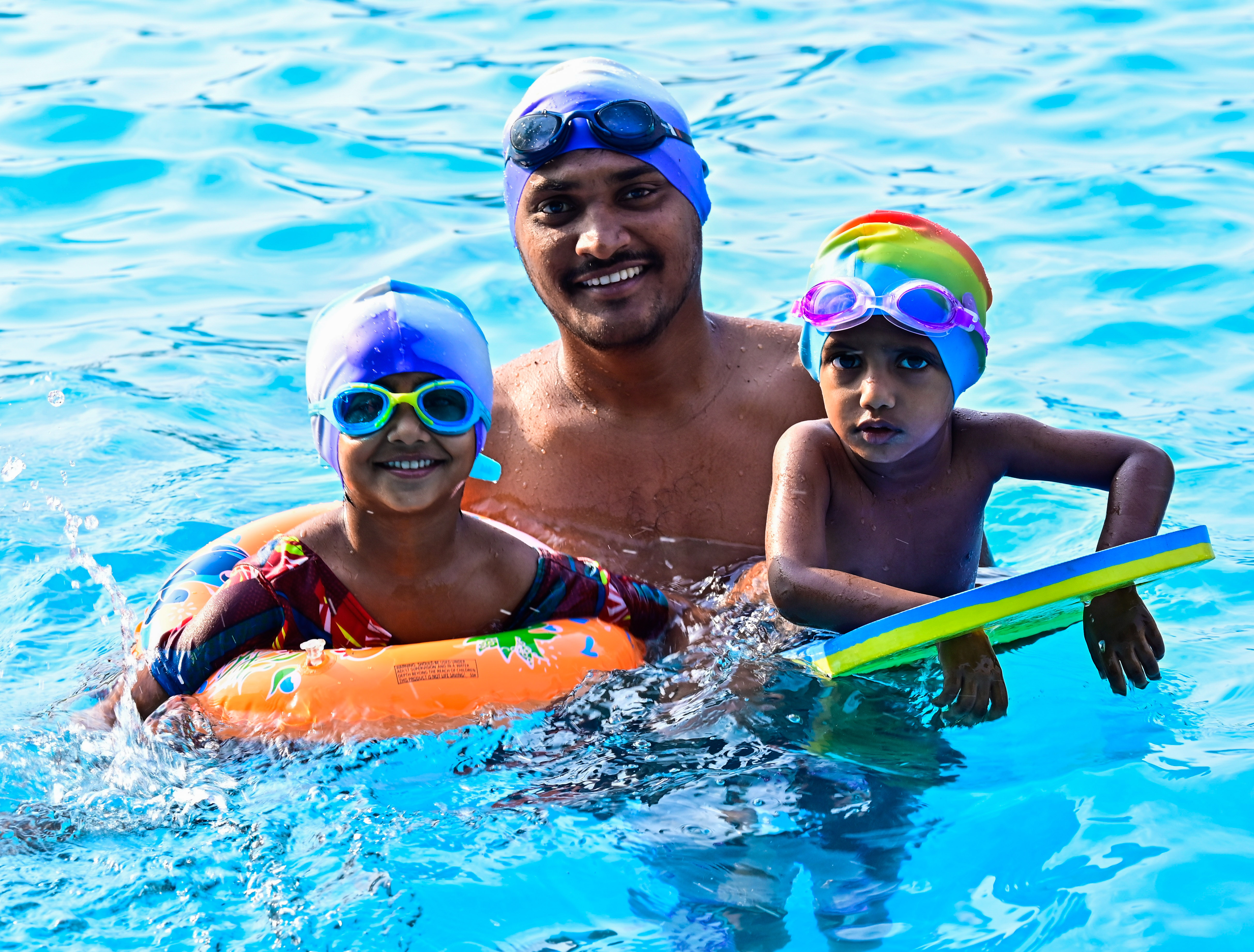 ಕಲಬುರಗಿಯ ಜಿಲ್ಲಾ ಕ್ರೀಡಾಂಗಣದ ಈಜುಕೊಳದಲ್ಲಿ ಗುರುವಾರ ಮಕ್ಕಳು ಹಾಗೂ ಪೋಷಕರು ಈಜು ಅಭ್ಯಾಸದಲ್ಲಿ ತೊಡಗಿದ್ದರು– ಪ್ರಜಾವಾಣಿ ಚಿತ್ರ/ ತಾಜುದ್ದೀನ್ ಆಜಾದ್