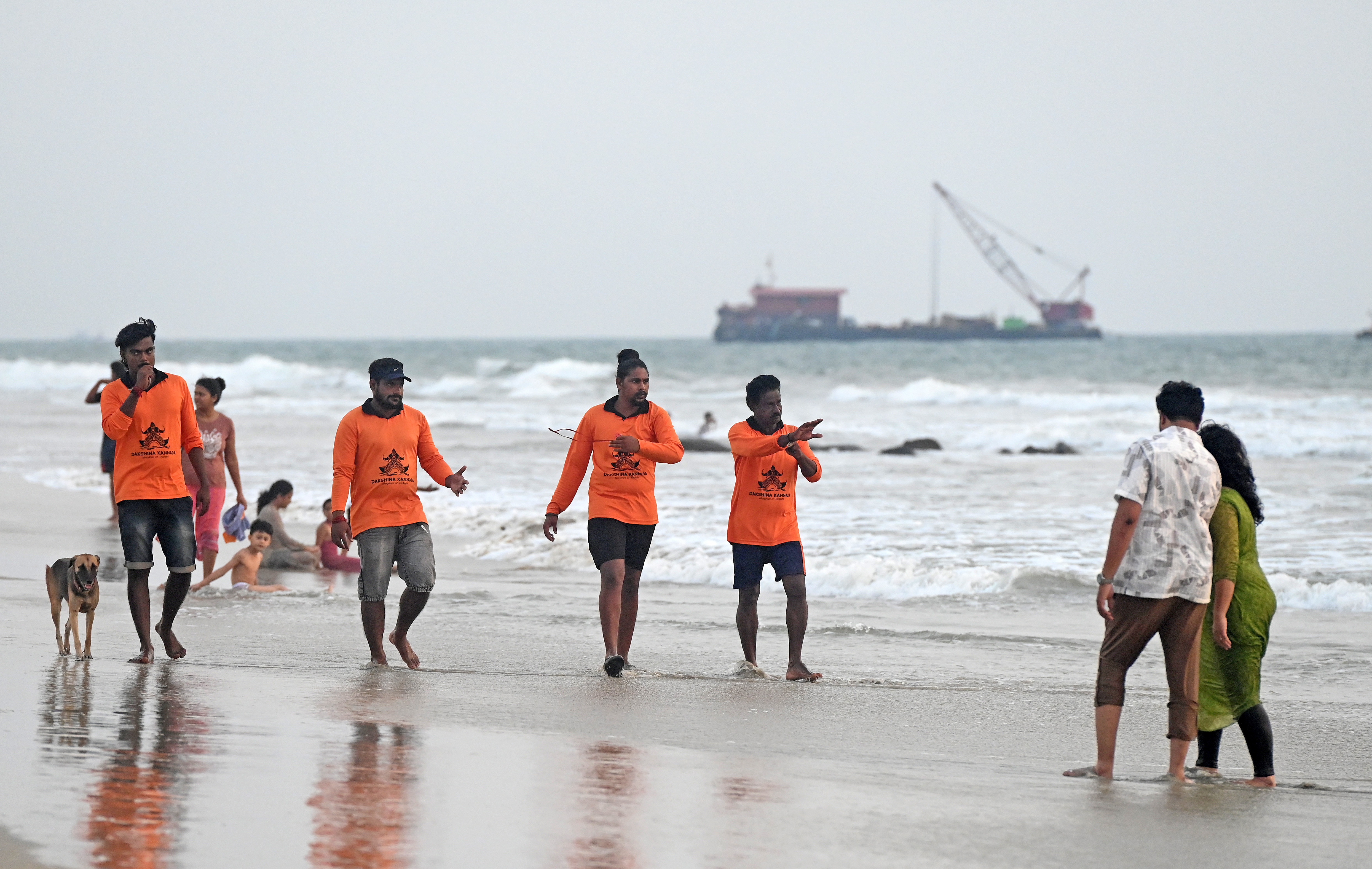 ಮಂಗಳೂರಿನ ತಣ್ಣೀರುಬಾವಿ ಕಡಲ ತೀರದಲ್ಲಿ ಪ್ರವಾಸಿಗರಿಗೆ ನಿರ್ದೇಶನ ನೀಡುತ್ತಿರುವ ಜೀವರಕ್ಷಕ ಸಿಬ್ಬಂದಿ : ಪ್ರಜಾವಾಣಿ ಚಿತ್ರ