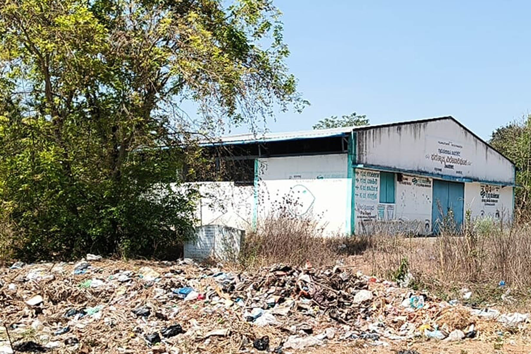 ಚನ್ನಗಿರಿ ತಾಲ್ಲೂಕಿನ ತಾವರೆಕೆರೆ ಗ್ರಾಮದ ಘನ ತ್ಯಾಜ್ಯ ವಿಲೇವಾರಿ ಘಟಕದ ಮುಂಭಾಗದಲ್ಲಿ ತ್ಯಾಜ್ಯ ವಸ್ತುಗಳ ರಾಶಿಯನ್ನು ಹಾಕಿರುವುದು