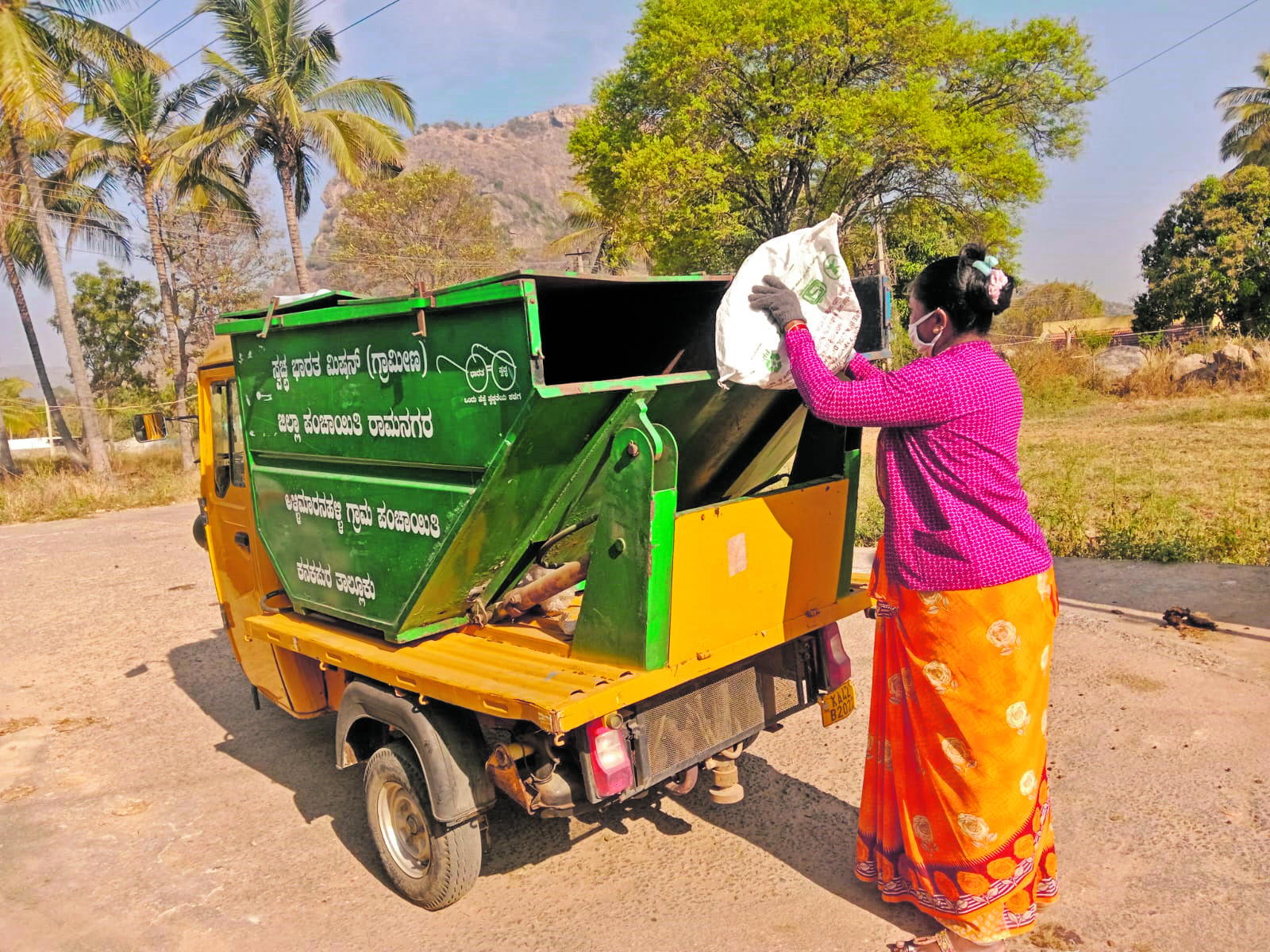 ಕನಕಪುರ ತಾಲ್ಲೂಕಿನ ಅಳ್ಳಿಮಾರನಹಳ್ಳಿ ಗ್ರಾಮ ಪಂಚಾಯಿತಿ ವ್ಯಾಪ್ತಿಯಲ್ಲಿ ಕಸ ಸಂಗ್ರಹಿಸುವ ವಾಹನದೊಂದಿಗೆ ಗ್ರಾಮಕ್ಕೆ ತೆರಳಿ ತ್ಯಾಜ್ಯ ಸಂಗ್ರಹಿಸುವ ಮಹಿಳೆ