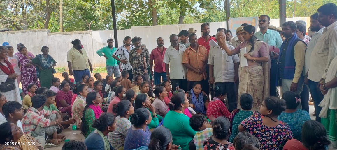 ಬಾಲಕಿ ಸಾವಿಗೆ ನ್ಯಾಯಕ್ಕೆ ಆಗ್ರಹಿಸಿ ರಾಮನಗರದ ಜಿಲ್ಲಾಧಿಕಾರಿ ಕಚೇರಿ ಬಳಿ ಪ್ರತಿಭಟನೆ ನಡೆಸುತ್ತಿದ್ದ ಹಕ್ಕಿಪಿಕ್ಕಿ ಸಮುದಾಯದವರನ್ನು ಕರ್ನಾಟಕ ಪರಿಶಿಷ್ಟ ಜಾತಿ ಮತ್ತು ಪರಿಶಿಷ್ಟ ಪಂಗಡಗಳ ಅಲೆಮಾರಿ ಅಭಿವೃದ್ಧಿ ನಿಗಮದ ಅಧ್ಯಕ್ಷೆ ಜಿ. ಪಲ್ಲವಿ ಭೇಟಿ ಮಾಡಿದರು