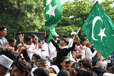 ಬೆಳಗಾವಿ ತಾಲ್ಲೂಕಿನ ಸಂತಿಬಸ್ತವಾಡ ಗ್ರಾಮದಲ್ಲಿ ಈಚೆಗೆ ಕುರಾನ್ ಗ್ರಂಥ ಸುಟ್ಟುಹಾಕಿದ ಘಟನೆ ಖಂಡಿಸಿ, ನಗರದ ರಾಣಿ ಚನ್ನಮ್ಮ ವೃತ್ತದಲ್ಲಿ ಶುಕ್ರವಾರ ಮುಸ್ಲಿಮರು ಬೃಹತ್ ಪ್ರತಿಭಟನೆ ನಡೆಸಿದರು.