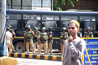 ಬೆಳಗಾವಿ ತಾಲ್ಲೂಕಿನ ಸಂತಿಬಸ್ತವಾಡ ಗ್ರಾಮದಲ್ಲಿ ಈಚೆಗೆ ಕುರಾನ್ ಗ್ರಂಥ ಸುಟ್ಟುಹಾಕಿದ ಘಟನೆ ಖಂಡಿಸಿ, ನಗರದ ರಾಣಿ ಚನ್ನಮ್ಮ ವೃತ್ತದಲ್ಲಿ ಶುಕ್ರವಾರ ಮುಸ್ಲಿಮರು ಬೃಹತ್ ಪ್ರತಿಭಟನೆ ನಡೆಸಿದರು.