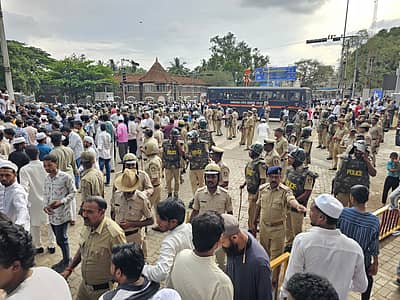 ಬೆಳಗಾವಿ ತಾಲ್ಲೂಕಿನ ಸಂತಿಬಸ್ತವಾಡ ಗ್ರಾಮದಲ್ಲಿ ಈಚೆಗೆ ಕುರಾನ್ ಗ್ರಂಥ ಸುಟ್ಟುಹಾಕಿದ ಘಟನೆ ಖಂಡಿಸಿ, ನಗರದ ರಾಣಿ ಚನ್ನಮ್ಮ ವೃತ್ತದಲ್ಲಿ ಶುಕ್ರವಾರ ಮುಸ್ಲಿಮರು ಬೃಹತ್ ಪ್ರತಿಭಟನೆ ನಡೆಸಿದರು.