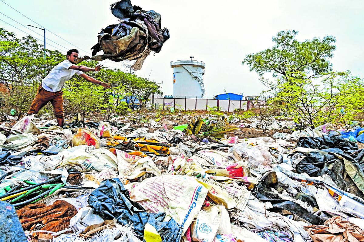 ಕಲಬುರಗಿಯ ನಂದೂರ ಕೈಗಾರಿಕಾ ಪ್ರದೇಶದಲ್ಲಿ ಪ್ಲಾಸ್ಟಿಕ್ ಎಸೆಯುತ್ತಿರುವುದು